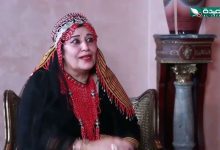 في خبر مفجع لعشاق الفن الشعبي اليمني، أُعلن يوم الإثنين 9 يونيو/حزيران 2025 وفاة الفنانة اليمنية رائدة اللون الصنعاني والملقبة بـ«ملكة الغناء النسائي اليمني»، تقية الطويلية، عن عمر ناهز 77 عاماً، بعد صراع مع المرض في إحدى مشافي العاصمة صنعا. من هي الفنانة تقية الطويلية؟ ولدت تقية الطويلية في مدينة صنعاء، وتنتمي إلى جيل الروّاد الذين تحدّوا التقاليد ليشقّوا طريقهم في عالم الغناء الشعبي اليمني. عُرفت بصوتها القوي الذي ارتقى بالأغاني الفلكلورية الصنعانية إلى مواقع متقدمة، وأسهمت في إثراء التراث الفني بتسجيلها عشرات الأناشيد الوطنية والعاطفية. اعتُبِرت من أوائل الفنانات اليمنيات اللاتي قدمن فن المرأة بصورة جريئة، وغنّت في جلسات نسائية خاصة قبل قيام ثورة 26 سبتمبر 1962 م، قبل أن تنتشر شهرتها ويُسجل لها موروث فني يستمر تأثيره حتى اليوم. كم عمر تقية الطويلية؟ توفيت الراحلة عن عمر ناهز 77 عاماً، وهو ما يعكس مدى طول مسيرتها وحضورها المستمر في المشهد الفني اليمني لأكثر من خمسة عقود. ما سبب وفاة تقية الطويلية؟ واجهت تقية الطويلية خلال الفترة الماضية مضاعفات مرضية استدعت نقلها إلى أحد مستشفيات صنعاء، حيث وافتها المنية بعد صراع مع المرض صباح يوم الإثنين 9 يونيو 2025. مسيرتها الفنية وإنجازاتها بدايات مبكرة: بدأت بالغناء في محافل نسائية خاصة قبل الثورة، وهو ما منحها خبرة فريدة في اللون الصنعاني. التعاون مع رواد الموسيقى: غنّت مع علي عبد الله السمه وحمود الحارثي، اللذين لحنا أولى أعمالها، كما سجلت مع أسماء لامعة مثل علي بن علي الآنسي وأحمد السنيدار وأحمد فتحي. ألبومات وأغاني: أصدرت 21 ألبوماً، ضمت أغاني تراثية ووطنية، نجحت في إبرازها بروح جديدة دون المساس بأصالتها. إرث وطني: ساهمت بإحياء الأغنية الوطنية التي أثرت المكتبة اليمنية بمضامين وطنية واجتماعية. ردود الأفعال على وفاتها عبر ناشطون ومحبّون عن حزنهم على مواقع التواصل؛ فقد غردت قناة “يمن شباب الفضائية”: «ودعت الساحة اليمنية اليوم الفنانة تقية الطويلية … الله يرحمها ويغفر لها»، مؤكدين أنها تركت فجوة كبيرة في الساحة الفنية x.com. إرثها الفني وتأثيرها تركز إرث تقية الطويلية على قدرتها النادرة على مزج الأصالة بالابتكار، حيث تحدّت القيود المجتمعية لتفتح الباب أمام أجيال من الفنانات اليمنيات. وتبقى أغانيها الخالدة بمثابة مرجع أساسي للباحثين عن تاريخ الغناء الشعبي، كما يحتفي بها مهرجان «صنعاء للفنون الشعبية» سنوياً ضمن فعالياته. ar.wikipedia.. في وداع تقية الطويلية، يودع اليمن واحدة من أعظم أصواته النسائية، ويبقى صوتها النابض بالتراث والوطنية شاهداً على قوة الفن في نقل الهوية والذاكرة. رحمها الله وأسكنها فسيح جناته.