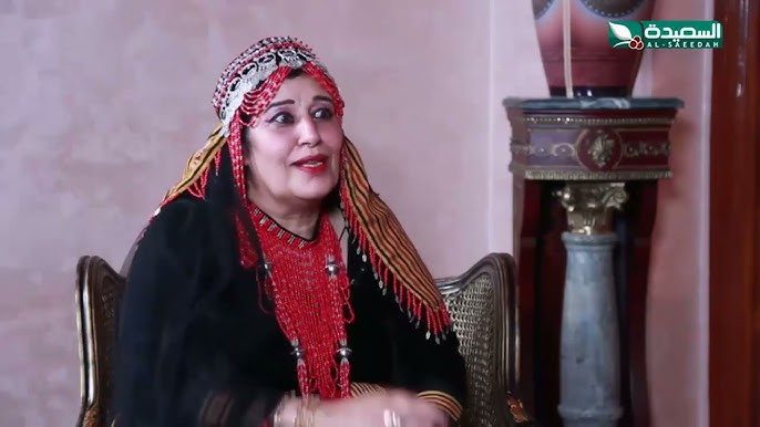 في خبر مفجع لعشاق الفن الشعبي اليمني، أُعلن يوم الإثنين 9 يونيو/حزيران 2025 وفاة الفنانة اليمنية رائدة اللون الصنعاني والملقبة بـ«ملكة الغناء النسائي اليمني»، تقية الطويلية، عن عمر ناهز 77 عاماً، بعد صراع مع المرض في إحدى مشافي العاصمة صنعا. من هي الفنانة تقية الطويلية؟ ولدت تقية الطويلية في مدينة صنعاء، وتنتمي إلى جيل الروّاد الذين تحدّوا التقاليد ليشقّوا طريقهم في عالم الغناء الشعبي اليمني. عُرفت بصوتها القوي الذي ارتقى بالأغاني الفلكلورية الصنعانية إلى مواقع متقدمة، وأسهمت في إثراء التراث الفني بتسجيلها عشرات الأناشيد الوطنية والعاطفية. اعتُبِرت من أوائل الفنانات اليمنيات اللاتي قدمن فن المرأة بصورة جريئة، وغنّت في جلسات نسائية خاصة قبل قيام ثورة 26 سبتمبر 1962 م، قبل أن تنتشر شهرتها ويُسجل لها موروث فني يستمر تأثيره حتى اليوم. كم عمر تقية الطويلية؟ توفيت الراحلة عن عمر ناهز 77 عاماً، وهو ما يعكس مدى طول مسيرتها وحضورها المستمر في المشهد الفني اليمني لأكثر من خمسة عقود. ما سبب وفاة تقية الطويلية؟ واجهت تقية الطويلية خلال الفترة الماضية مضاعفات مرضية استدعت نقلها إلى أحد مستشفيات صنعاء، حيث وافتها المنية بعد صراع مع المرض صباح يوم الإثنين 9 يونيو 2025. مسيرتها الفنية وإنجازاتها بدايات مبكرة: بدأت بالغناء في محافل نسائية خاصة قبل الثورة، وهو ما منحها خبرة فريدة في اللون الصنعاني. التعاون مع رواد الموسيقى: غنّت مع علي عبد الله السمه وحمود الحارثي، اللذين لحنا أولى أعمالها، كما سجلت مع أسماء لامعة مثل علي بن علي الآنسي وأحمد السنيدار وأحمد فتحي. ألبومات وأغاني: أصدرت 21 ألبوماً، ضمت أغاني تراثية ووطنية، نجحت في إبرازها بروح جديدة دون المساس بأصالتها. إرث وطني: ساهمت بإحياء الأغنية الوطنية التي أثرت المكتبة اليمنية بمضامين وطنية واجتماعية. ردود الأفعال على وفاتها عبر ناشطون ومحبّون عن حزنهم على مواقع التواصل؛ فقد غردت قناة “يمن شباب الفضائية”: «ودعت الساحة اليمنية اليوم الفنانة تقية الطويلية … الله يرحمها ويغفر لها»، مؤكدين أنها تركت فجوة كبيرة في الساحة الفنية x.com. إرثها الفني وتأثيرها تركز إرث تقية الطويلية على قدرتها النادرة على مزج الأصالة بالابتكار، حيث تحدّت القيود المجتمعية لتفتح الباب أمام أجيال من الفنانات اليمنيات. وتبقى أغانيها الخالدة بمثابة مرجع أساسي للباحثين عن تاريخ الغناء الشعبي، كما يحتفي بها مهرجان «صنعاء للفنون الشعبية» سنوياً ضمن فعالياته. ar.wikipedia.. في وداع تقية الطويلية، يودع اليمن واحدة من أعظم أصواته النسائية، ويبقى صوتها النابض بالتراث والوطنية شاهداً على قوة الفن في نقل الهوية والذاكرة. رحمها الله وأسكنها فسيح جناته.