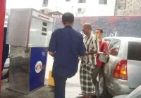 أسعار البنزين اليوم في عدن : محطات الوقود في محافظة عدن تضع تسعيره جديده