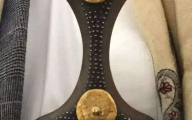 مواقع يمنية تنشر صور قِيل أنها ” جنبية إبراهيم الحمدي ” والذي حاول ان يدافع عن نفسه قبل مقتله