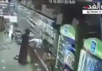 صور فيديو مقيم يمني يضرب شاب سعودي  بسبب حركات شاذه