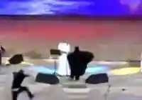 صور فتاة عكاظ تقتحم مسرح سوق عكاظ وتقبل ماجد المهندس