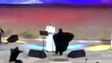 DiCTejdU0AAEmMz jpg | صور فتاة عكاظ تقتحم مسرح سوق عكاظ وتقبل ماجد المهندس