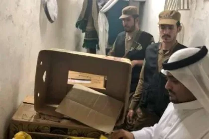 بالصور.. بلاغ مواطن يوقع عمالة تعبئ التمور بشكل مخالف في المدينة