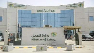 خلال أيام.. العمل تبدأ توطين 12 مهنة بمنافذ البيع