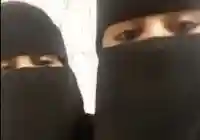 موظفه سعوديه تتعرى أمام الكاميرا وتخلع ملابسها اثناء التصوير