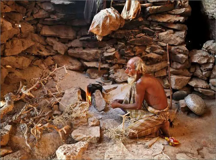 وفاة الشيخ صعالف من أبناء سقطرى عاش في إحدى كهوف الجزيرة وفاة الشيخ صعالف من أبناء سقطرى عاش في إحدى كهوف الجزيرة