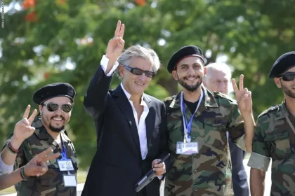 تسببت زيارة برنارد ليفي ليبيا في رد غاضب وأنباء عن رحيله من قبل ترهونه