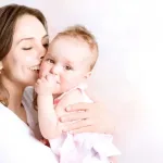 تفسير رؤية تقبيل طفلة صغيرة في المنام للعزباء