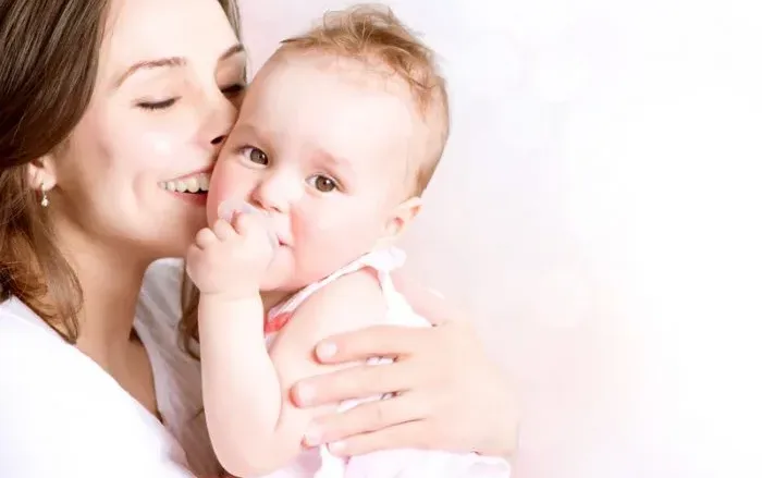 تفسير رؤية تقبيل طفلة صغيرة في المنام للعزباء