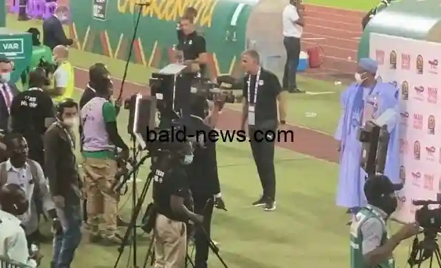 شاهد.. مشادة كيروش مع أحد الجماهير عقب مباراة نيجيريا «فيديو»