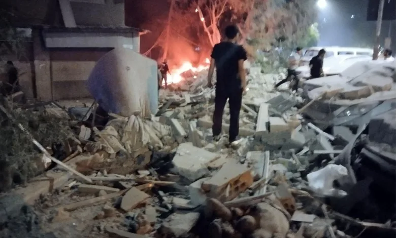 غارة جوية إسرائيلية تقتل 7 مدنيين في ضاحية دمشق وتستهدف مسؤولًا بحزب الله 1 1070916 328317628