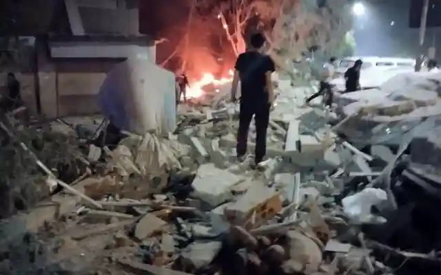 غارة جوية إسرائيلية تقتل 7 مدنيين في ضاحية دمشق وتستهدف مسؤولًا بحزب الله