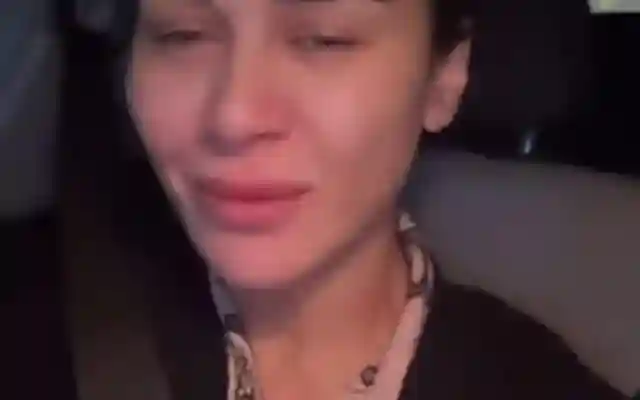 صور : نادين الراسي تهرب من منزلها بالبجامة بسبب القصف الإسرائيلي