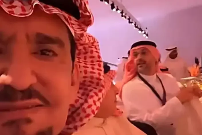 الفنان عبدالله السدحان يتحدث إلى الفنان ناصر القصبي أنا خبزاك من زمان 1 الفنان عبدالله السدحان