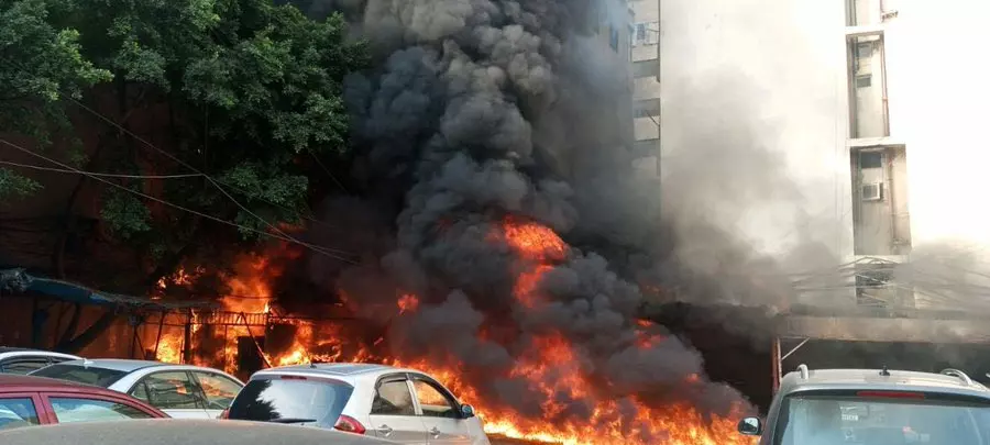 حريق الحمراء في بيروت لبنان ودمار كبير وحالة من الإختناق ماهو سبب حريق الحمراء 2 حريق الحمراء في بيروت ye.alyemenalghad.com