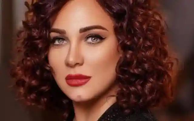 سلاف فواخرجي ترد على الانتقادات بعد دفاعها عن بشار الأسد
