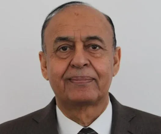 وفاة السفير اليمني عمر حسين سبعة في التشيك عن عمر 66 عامًا