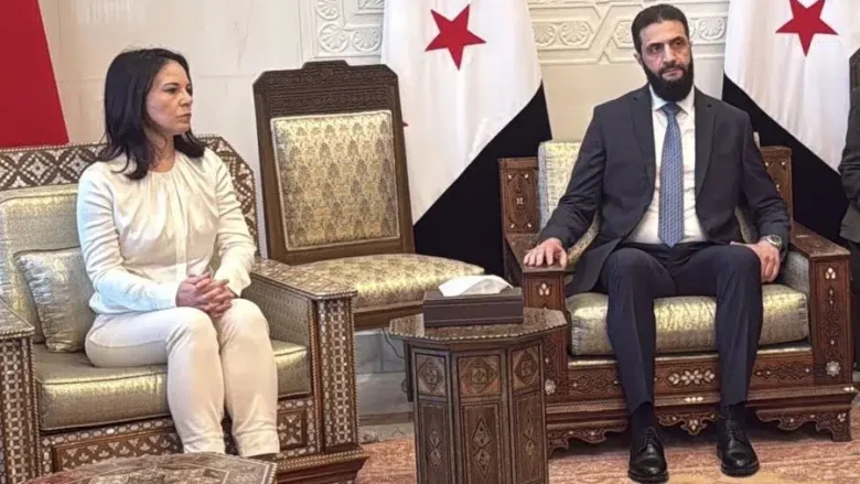 رفض مصافحتي