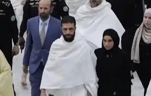 زوجة أحمد الشرع تؤدي مناسك العمرة برفقته