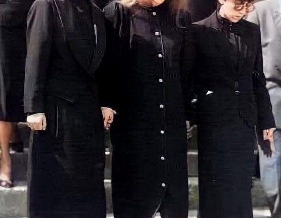 ليال الرحباني مع والدتها وشقيقتها