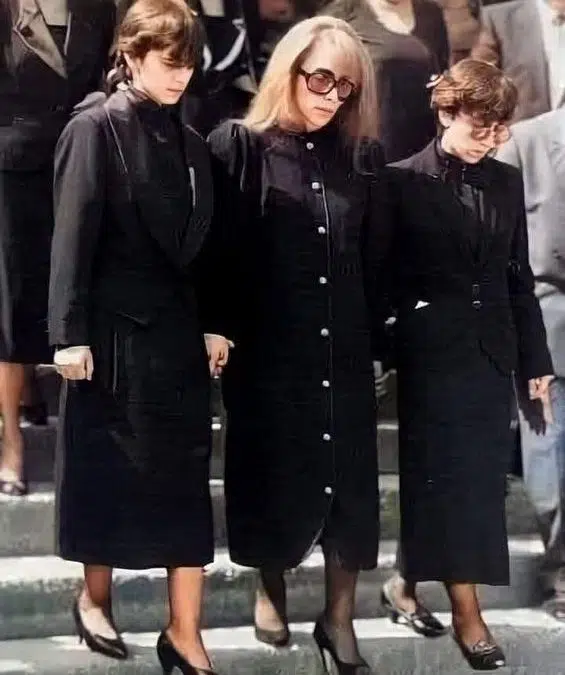 ليال الرحباني مع والدتها وشقيقتها