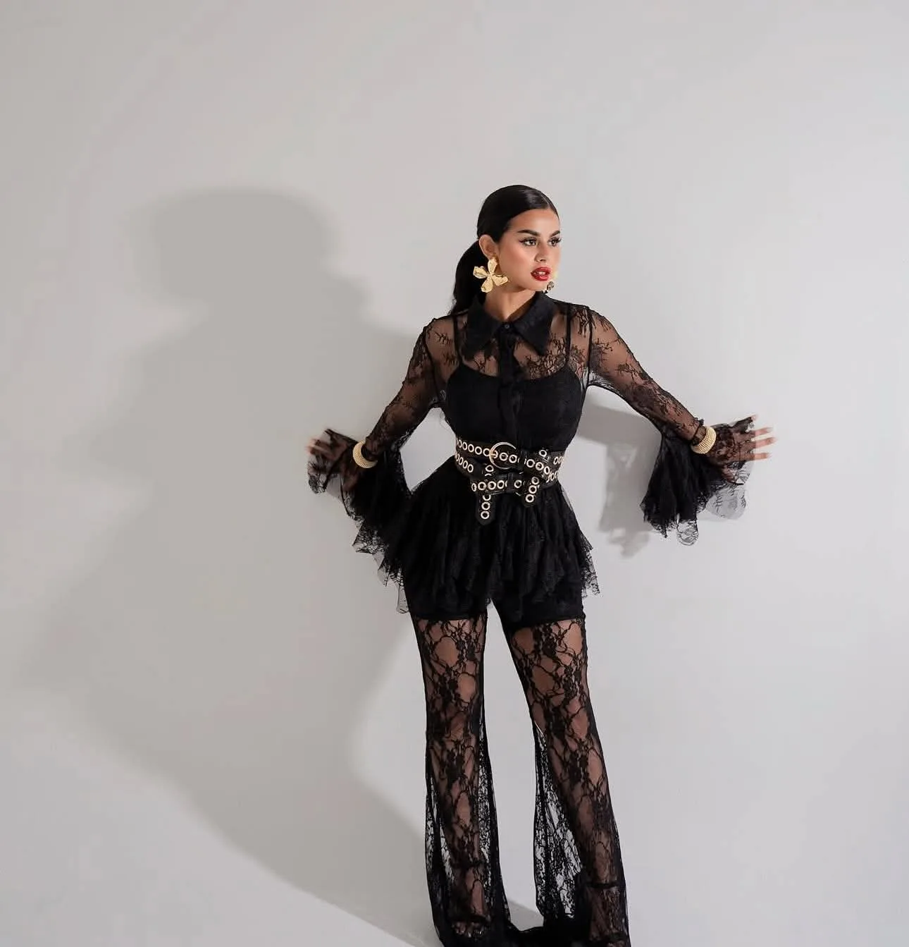 صور جريئة باللون الأسود للفنانة منة عرفة 