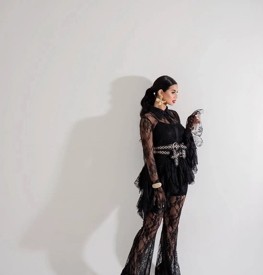 صور جريئة باللون الأسود للفنانة منة عرفة 
