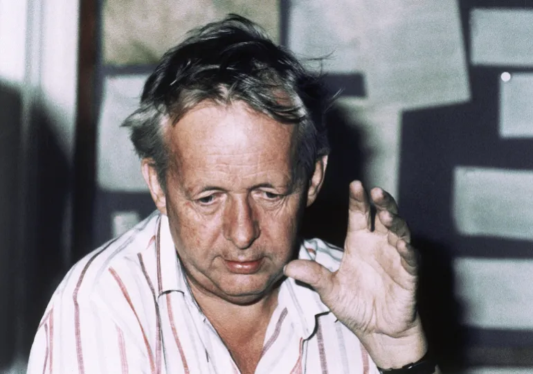 وفاة الصحفي البريطاني ديفيد هيرست عن عمر 89 عامًا