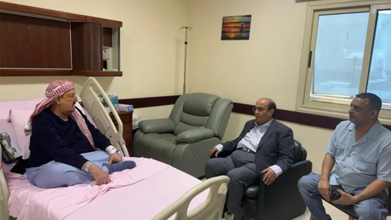 atasbarakany | الرئيس الأسبق حيدر العطاس يزور الشيخ البركاني ويطمئن على صحته