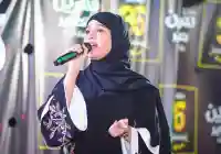 ماريا قحطان تتبرع بكراسٍ دراسية لطلاب مدرسة عمر بن الخطاب في إب