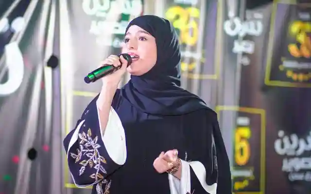 ماريا قحطان تتبرع بكراسٍ دراسية لطلاب مدرسة عمر بن الخطاب في إب
