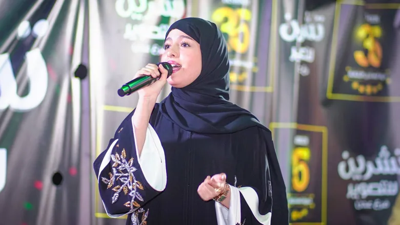 ماريا قحطان تتبرع بكراسٍ دراسية لطلاب مدرسة عمر بن الخطاب في إب 1 ماريا قحطان تتبرع بكراسٍ